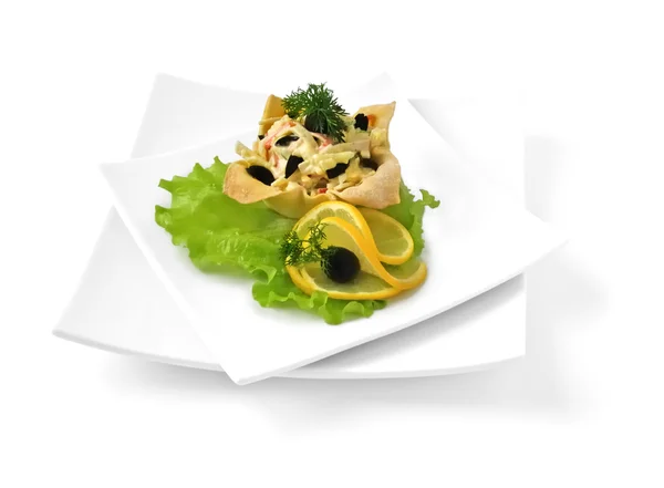 Salada com carne de caranguejo em uma cesta — Fotografia de Stock