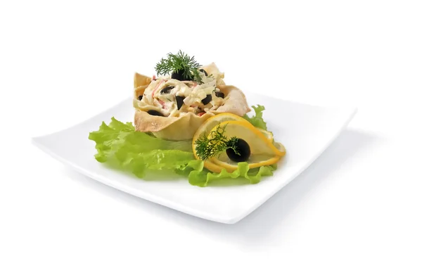 Salade avec viande de crabe dans un panier — Photo