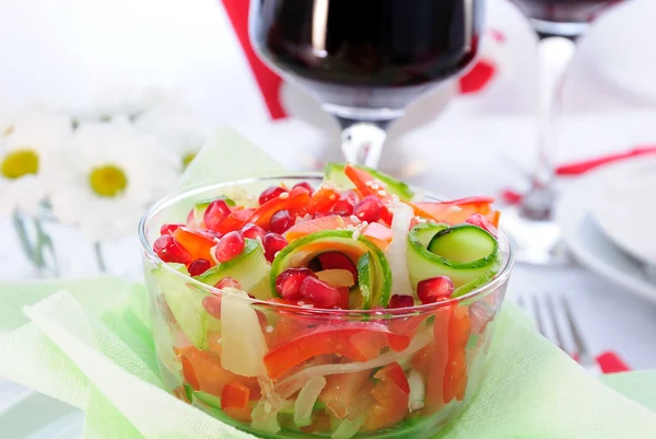 Фруктовий і овочевий салат — стокове фото