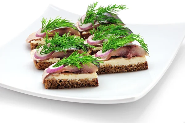 Sandwiches of rye bread with herring, onions and herbs. — Stock Photo, Image