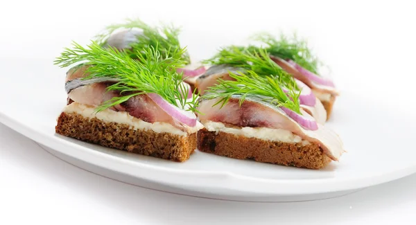 Sandwiches of rye bread with herring, onions and herbs. — Stock Photo, Image