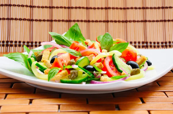 Salada de legumes com manjericão — Fotografia de Stock