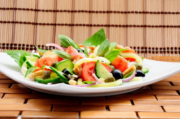 Vegetable salad with basil — Stock Photo, Image
