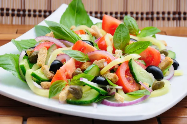 Fesleğenli sebze salatası — Stok fotoğraf
