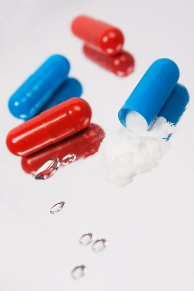 Rood en blauw tabletten — Stockfoto