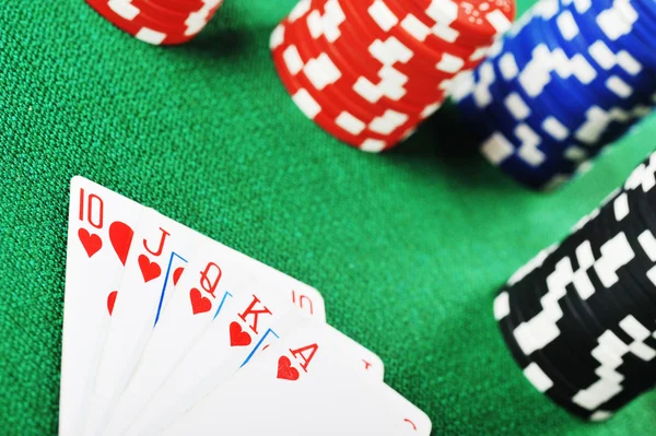 Фишки для азартных игр и карт — стоковое фото