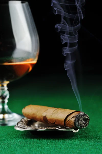 Сигара и напитки — стоковое фото