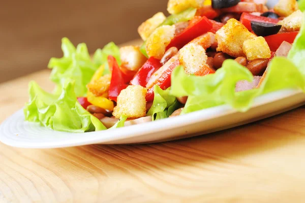 Salade sur assiette — Photo