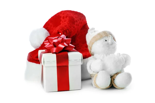 Sneeuwpop en geschenkdoos op witte achtergrond — Stockfoto
