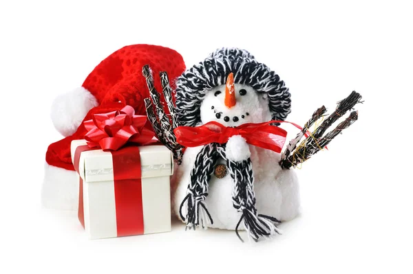 Χιονάνθρωπος και giftbox σε λευκό — Φωτογραφία Αρχείου