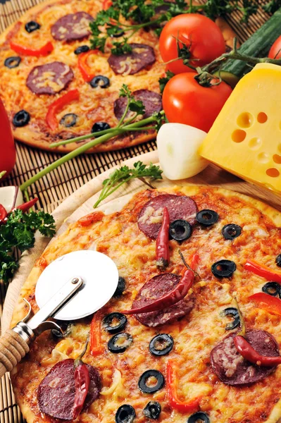 Pizza met kaas — Stockfoto