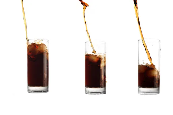 Cola giet in glas — Stockfoto