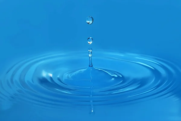 Капли воды попадают в воду — стоковое фото