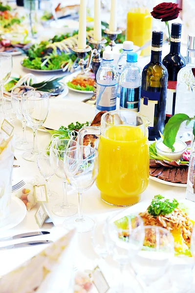 Mesa con comida y bebida —  Fotos de Stock