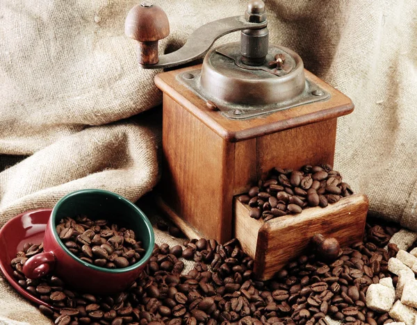 Ретро кофемолка с чашкой — стоковое фото