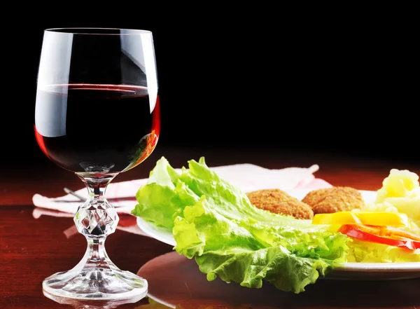Gebratene Schnitzel und Wein — Stockfoto