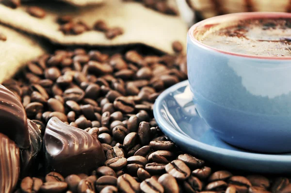 Granos de café y taza con café —  Fotos de Stock