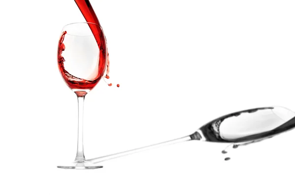 Kırmızı şarap cam içine dökün — Stok fotoğraf