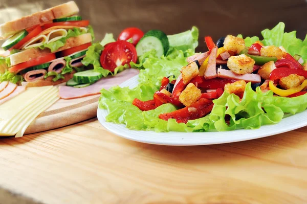 Sandwich und Salat — Stockfoto