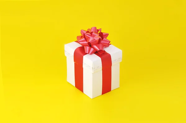 Boîte cadeau sur jaune — Photo