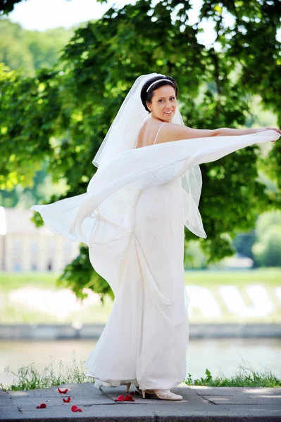 白色礼服的新娘 — 图库照片