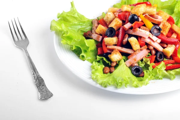 Salat auf Teller — Stockfoto