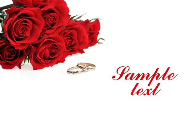 红玫瑰和戒指 — 图库照片