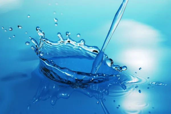Jääkuutio nesteessä — kuvapankkivalokuva