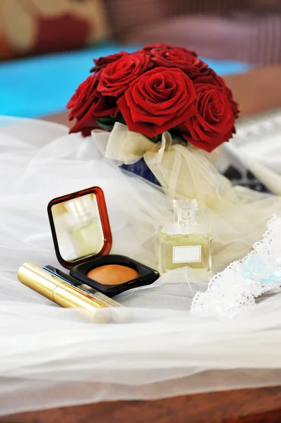 化妆品和结婚戒指 — 图库照片