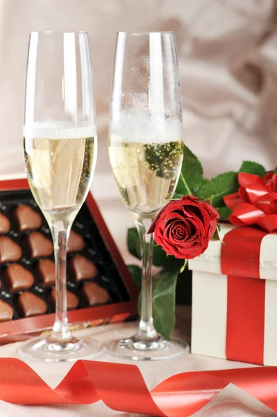 Gift in box and champagne — Stock Photo, Image