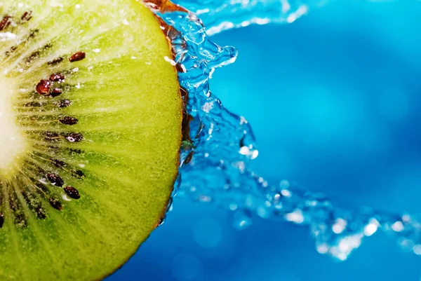 Water on kiwi — Stock Photo, Image