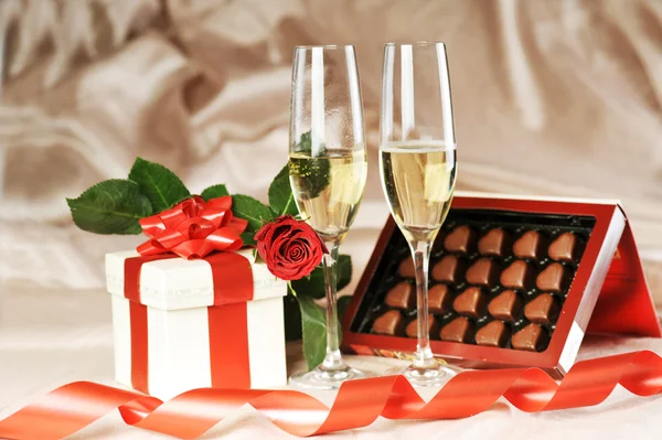 Подарок в коробке и шампанском Лицензионные Стоковые Изображения