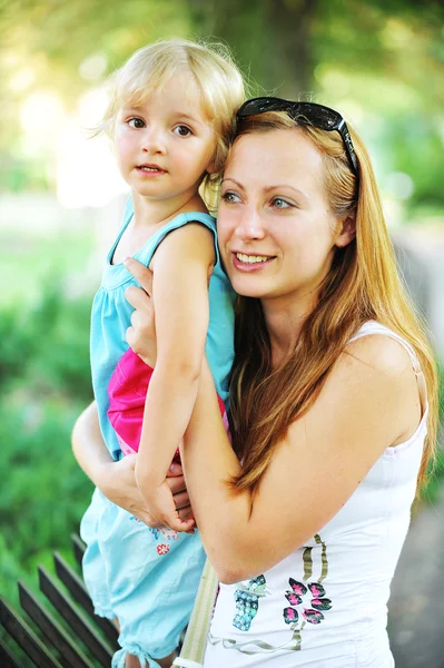 Mutter Und Tochter Sommerpark — Stockfoto