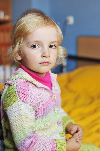性格开朗的小女孩坐在父母的床上 — 图库照片