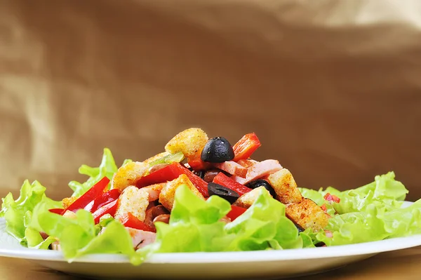 Frischer Und Schmackhafter Salat Auf Teller Goldener Hintergrund — Stockfoto