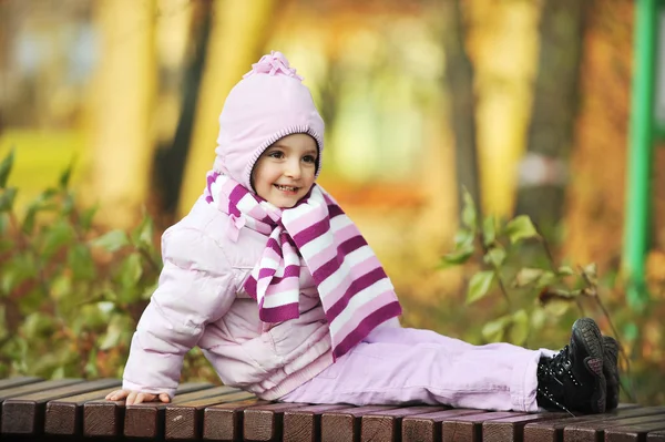Όμορφο Κορίτσι Ξύλινα Κάθεται Παγκάκι Στο Πάρκο Φθινόπωρο — Φωτογραφία Αρχείου