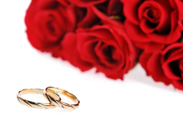 Czerwone róże i pierścień — Zdjęcie stockowe