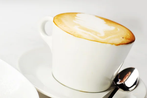 Weiße Tasse Cappuccino Mit Braunem Und Weißem Schaum Darüber Objekt — Stockfoto