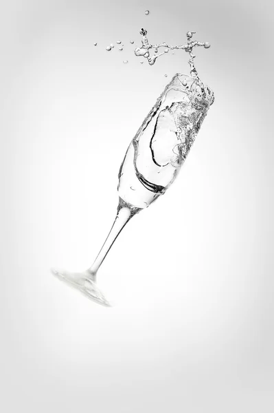 Reines Wasser Spritzt Ins Glas — Stockfoto