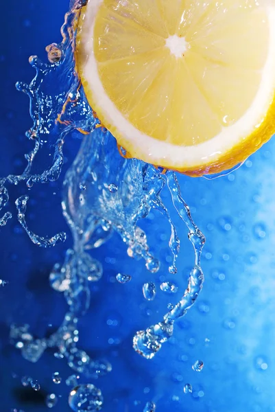 Vatten Droppar Citronskiva — Stockfoto