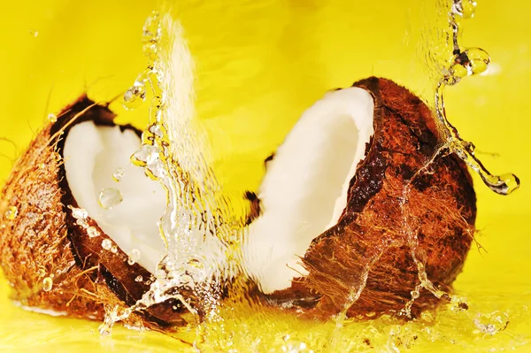 Kokosnuss Mit Wasserspritzer Auf Gelber Nahaufnahme — Stockfoto