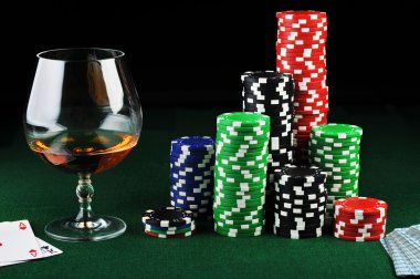 gamblings, içki ve iskambil yeşil renk fişleri