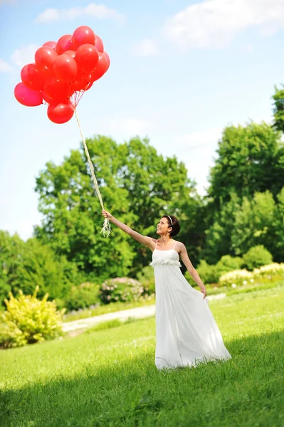 Brud med ballonger — Stockfoto
