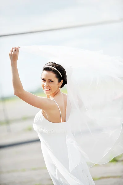 Noiva Vestido Branco Dança Aeródromo — Fotografia de Stock