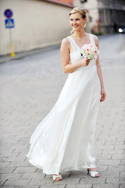 Young Bride Walking Sidewalk Urban Setting — Stock Photo, Image