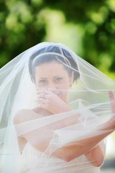 Braut Weißen Kleid Vor Dem Hintergrund Grüner Bäume — Stockfoto
