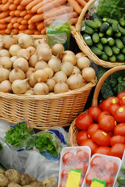 Muchas verduras ecológicas diferentes en el mercado — Foto de Stock