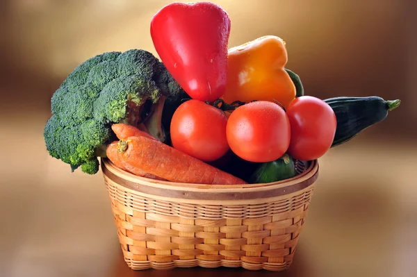 Broccoli Tomatoes Carrots Cucumber Lie Basket — Stock Photo, Image