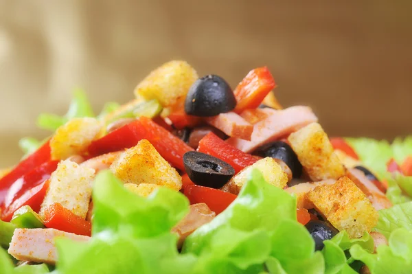 Čerstvé Chutné Salátu Talíř Zlaté Pozadí — Stock fotografie