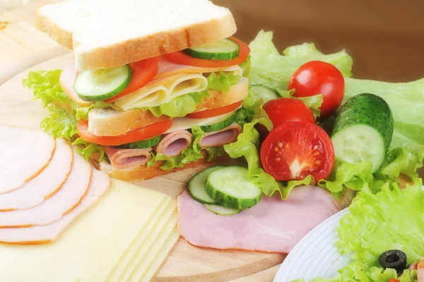 Бутерброд і салат — стокове фото